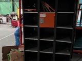 un homme debout près d'un rayonnage de livres dans un entrepôt