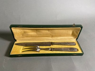 un couteau et une fourchette dans un étui posé sur une table