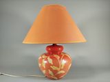 une lampe rouge munie d'un abat-jour jaune