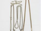 beaucoup de bijoux en argent sur une surface blanche