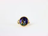 une bague en or sertie d'une pierre bleue et verte