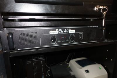 une image représentant une photo en noir et blanc d'une radio