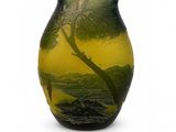 un vase orné d'une image représentant un arbre