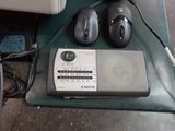 une radio, une souris et un tapis de souris posés sur une table