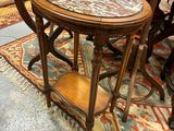 une table au plateau en marbre posée sur un tapis dans une pièce