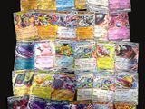 plusieurs types de cartes pokemon sur la table