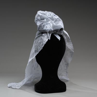 un gros plan sur la tête d'un mannequin recouverte d'un voile