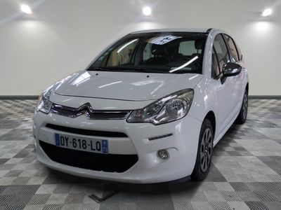 une photo d'une citrole blanche garee dans un garage