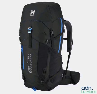 un gros plan d'un sac à dos sur fond blanc