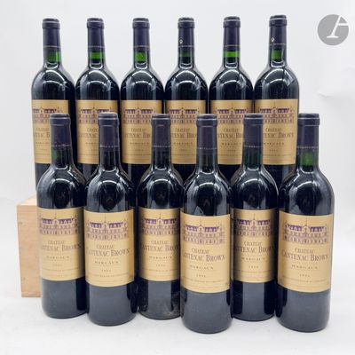 six bouteilles de vin rouge sont alignées