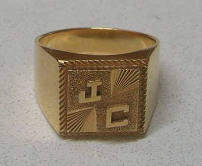 l'image d'une bague en or ornée d'une croix
