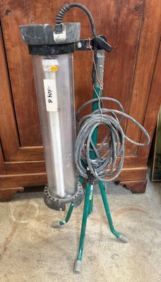 un filtre à eau monté sur un trépied et muni d'un tuyau
