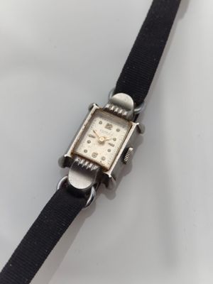 gros plan d'une montre sur une surface blanche