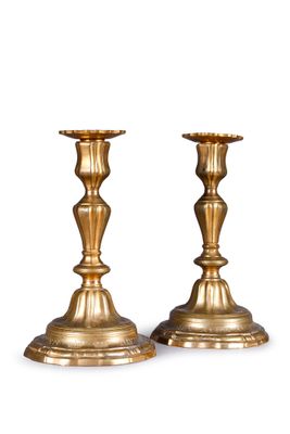 paire de chandeliers anciens en laiton sur fond blanc