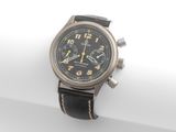 gros plan d'une montre-bracelet sur une surface blanche