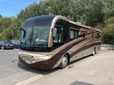 un bus marron et noir garé sur un parking