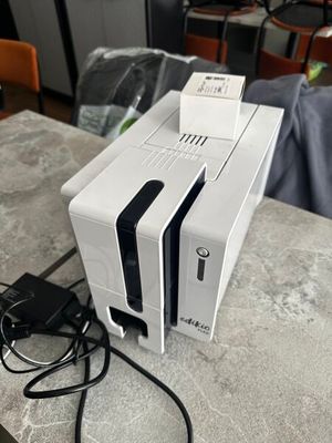 une imprimante blanche posée sur une table