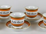 six tasses et soucoupes à bordure orange sur fond blanc