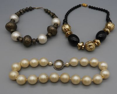 Collier ras du cou en perles imitation.