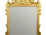 une image d'un miroir avec un cadre doré sur un fond blanc