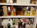de nombreuses bouteilles d'alcool sur une étagère dans la cuisine