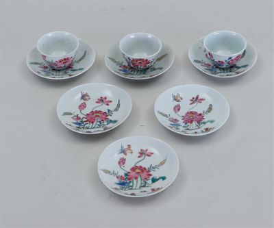 six petites tasses et soucoupes ornées de motifs floraux