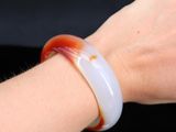 un gros plan du poignet d'une personne portant un bracelet