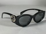 des lunettes de soleil noires avec le logo Gucci sur les branches