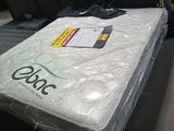 un matelas posé à même le sol dans le magasin
