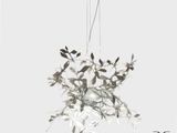 une photo d'un lustre suspendu au plafond