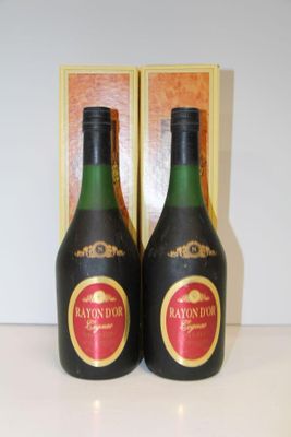 deux bouteilles d'alcool posées l'une à côté de l'autre sur une table