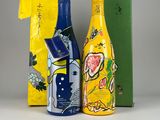 deux bouteilles de vin posées l'une à côté de l'autre sur une table