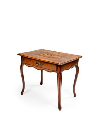 l'image d'une petite table avec un tiroir