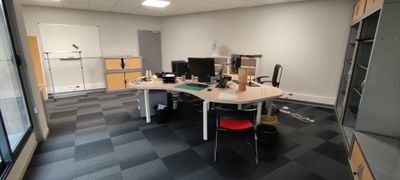 Contenu de la pièce comprenant un grand bureau, trois classeurs hauts, - Photo 1