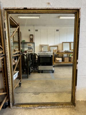 un grand miroir posé sur le sol d'une pièce