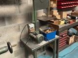 une photo d'un établi dans un atelier où se trouvent de nombreux outils