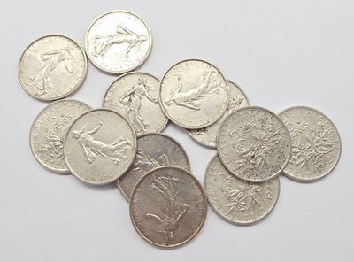 gros plan d'une pile de pièces de monnaie sur une surface blanche