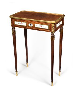 l'image d'une petite table surmontée d'un tiroir