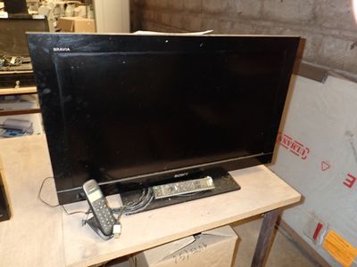 un téléviseur posé sur une table dans une pièce