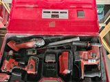 une caisse à outils rouge avec des outils sur le sol
