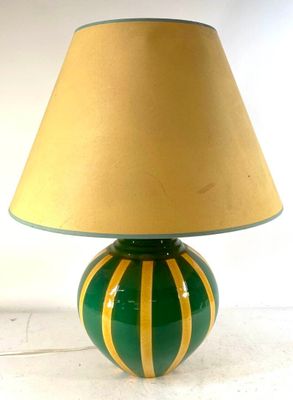 une lampe verte avec un abat-jour jaune