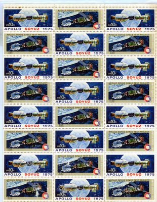 une feuille de timbres sur laquelle figure l'image d'un train