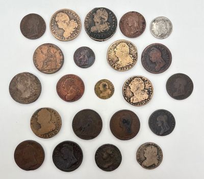 un tas de vieilles pièces posées sur une surface blanche