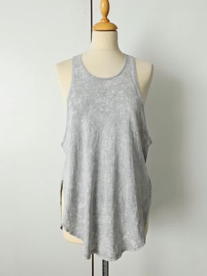 un débardeur gris pour femme posé sur un présentoir de mannequin