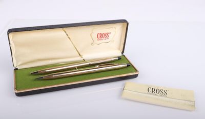 une boîte contenant un stylo et un crayon