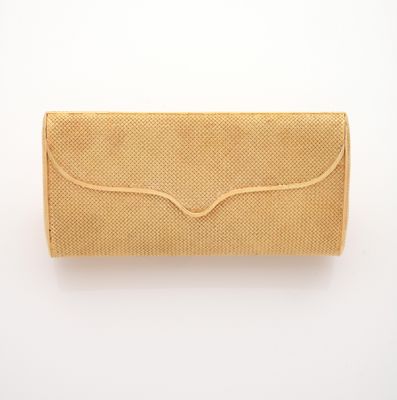 une pochette beige avec une chaîne dorée sur fond blanc