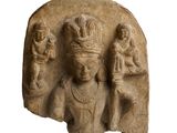 une image représentant une sculpture en pierre d'une femme et de deux hommes
