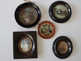 quatre tableaux encadrés sur le mur d'une pièce