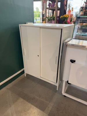 une armoire blanche dans un coin de la pièce