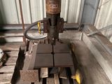 une machine posée sur une palette dans un entrepôt